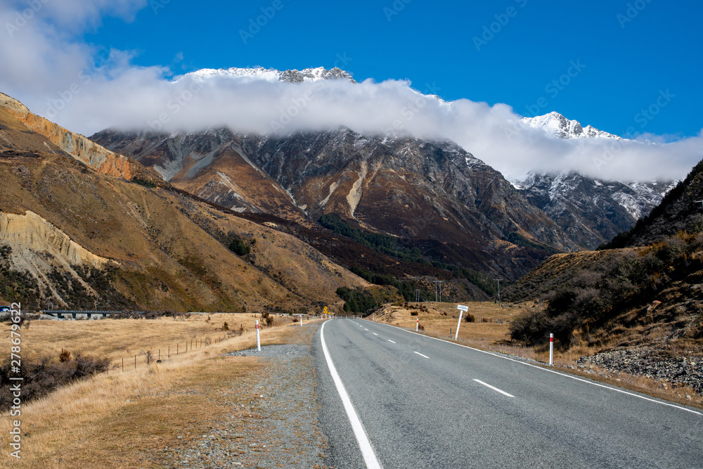 Fototapeta premium Majestic scenery of the Lakes and rivers of the South Island beneath the Southern Alps in New Zealand