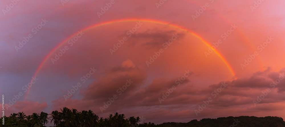 arcoiris formado luego de un dia completo de lluvia en el tropico seco