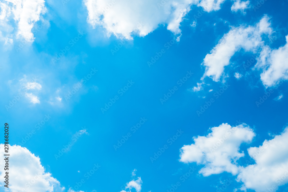 写真素材 青空 空 雲 夏の空 背景 背景素材 7月 コピースペース Stock 写真 Adobe Stock