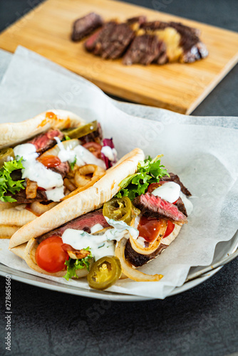 pita with grilld beef steak and vegetables