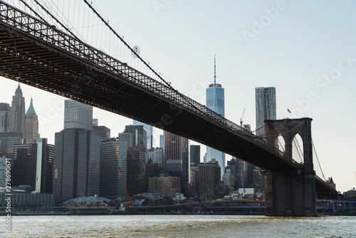 Brooklyn bridge over East River in New York © Freepik
