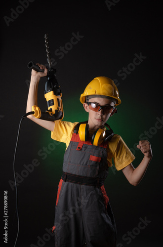 child the Builder costume posing with a work tool © rotozey