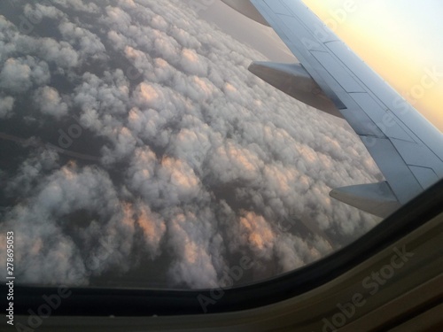 dis muy nublado viaje aereo photo