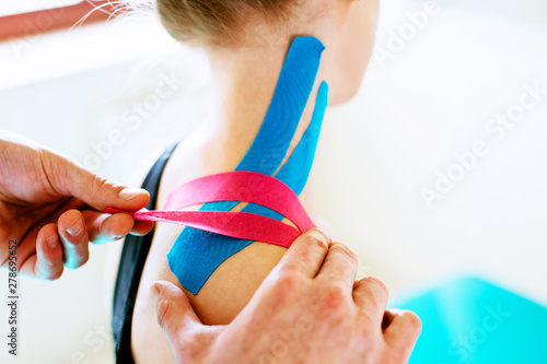 Canvas-taulu Kinsiotaping - shoulder
