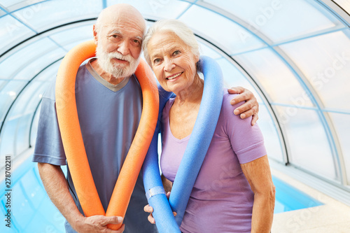 Senioren Paar vor dem Aquafitness Pool