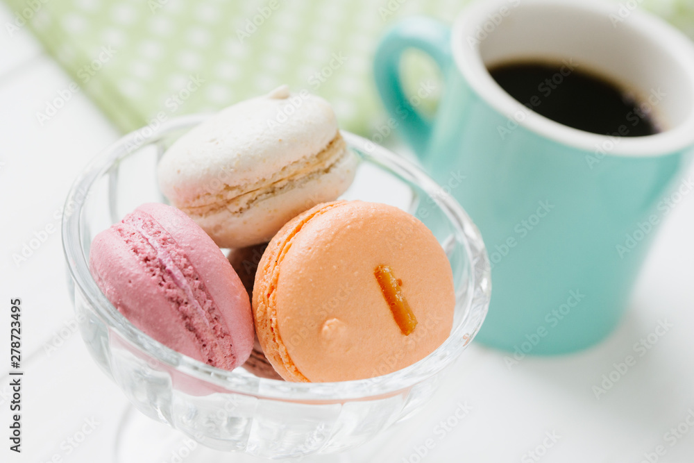 白い木目の板のに置かれたマカロンとコーヒー 白い木目の板のに置かれたマカロンとコーヒー