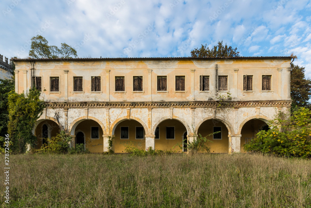 Fototapeta premium Urban exploration / Abandoned villa
