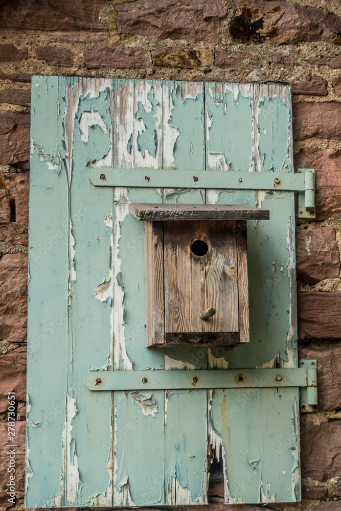 Alter Lack blättert ab von einem Fensterladen Alter Lack blättert ab von einem Fensterladen