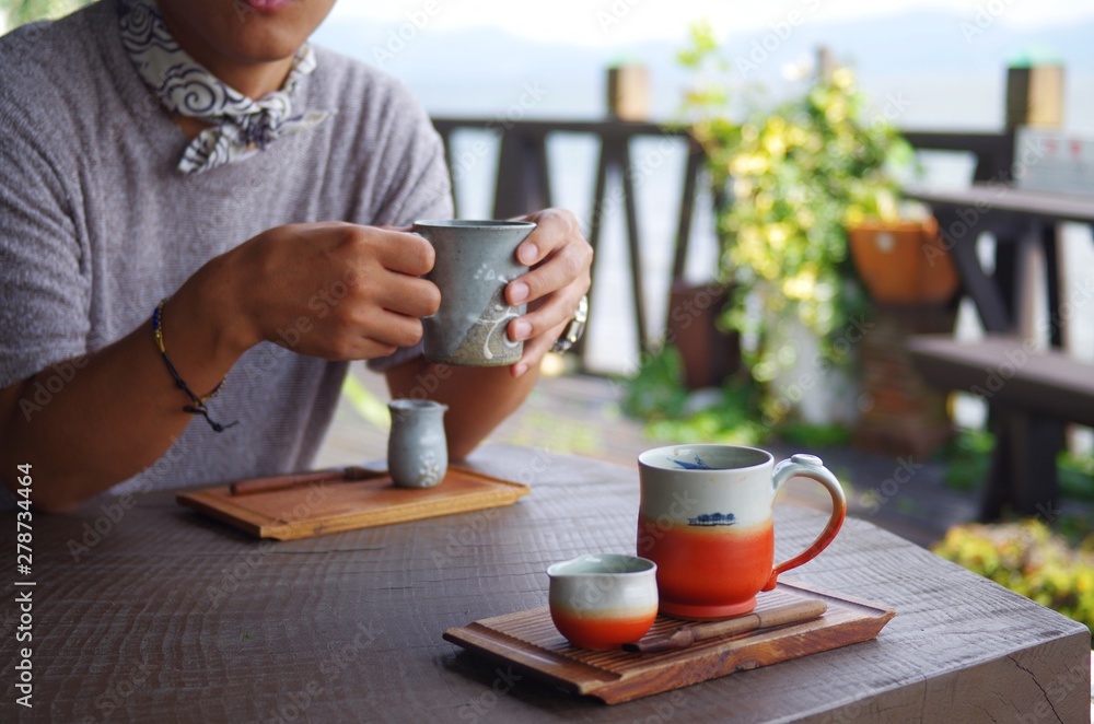 デッキでコーヒーを飲む男性 Stock 写真 Adobe Stock