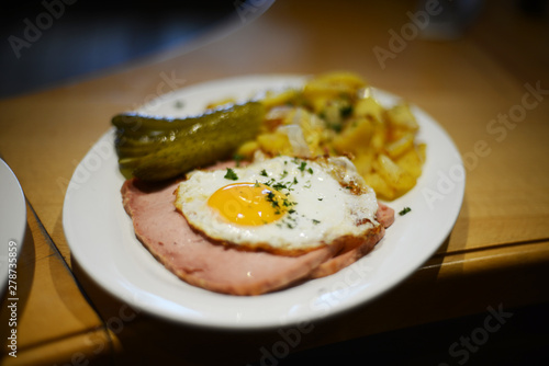 Leberkäse mit Ei und Bratkartoffeln