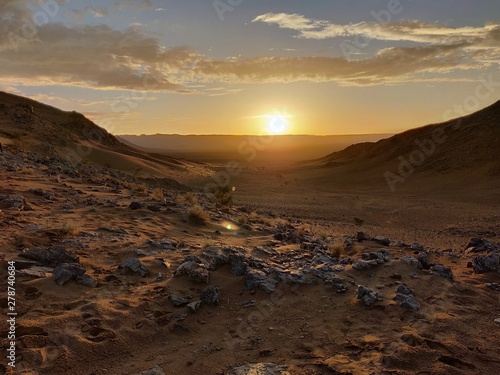Magnifique coucher de soleil dans le désert de Zagora au Maroc
