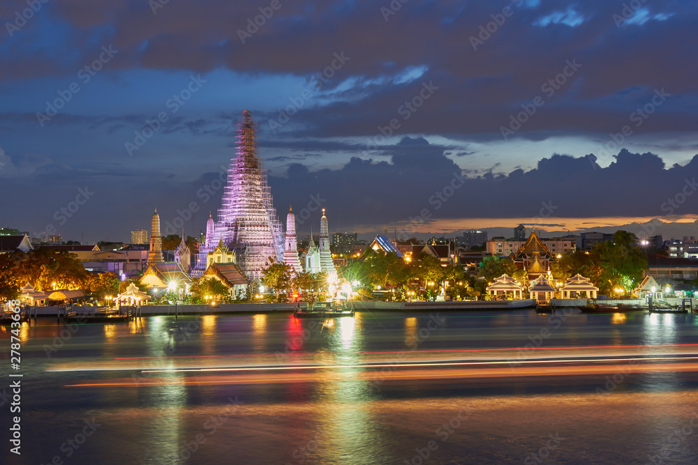 Wat Arun glowing in the pink twilight