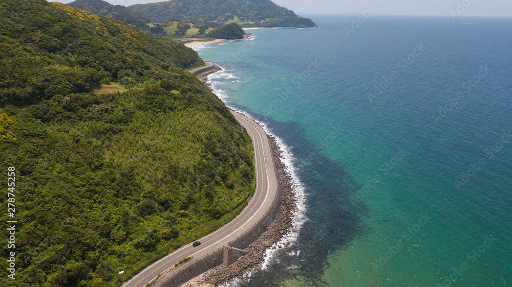 糸島の海岸沿いのワインディングロード　青い海　白い波　空撮　s01