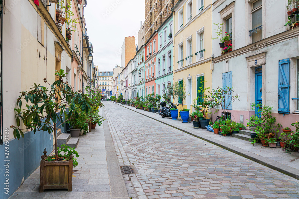 Obraz premium PARIS, FRANCE - APRIL 22, 2019: Street view of Paris city, France.