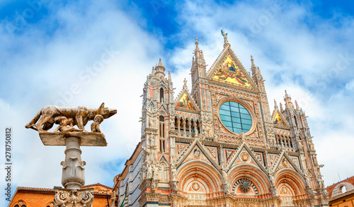 Obraz na płótnie Siena Cathedral (Duomo di Siena) medieval church in Siena, Italy, now dedicated to the Assumption of Mary. Capitoline Wolf at Siena Duomo. Siena was founded by Senius and Aschius, two sons of Remus. w salonie