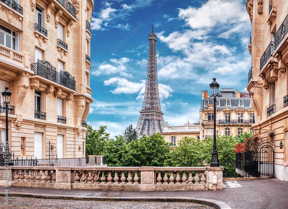 Slaapzaal Verhoogd Ik wil niet Fotobehang Kleine Parijse straat met uitzicht op de beroemde Eiffeltoren in  Parijs, Frankrijk. - Nikkel-Art.nl