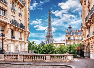 Poster Eiffelturm Pariser Gasse mit Blick zum Eiffelturm  © Augustin Lazaroiu