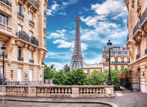 Mała Paryska ulica z widokiem na sławną wieżę eifla w Paryż, Francja.