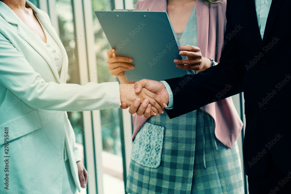 Obraz premium Agree to enter into a contract to do business together By businessmen to brainstorm in strategic planning in line with current investments Fast and efficient work Handshake shows good teamwork.
