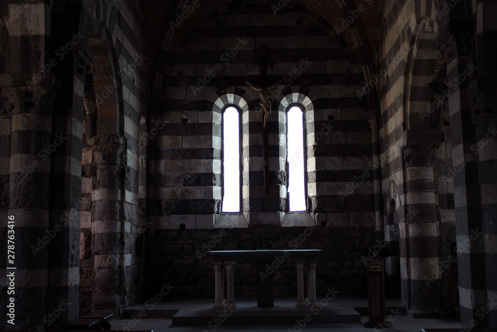 Interno chiesa con altare finestre e crocefisso
