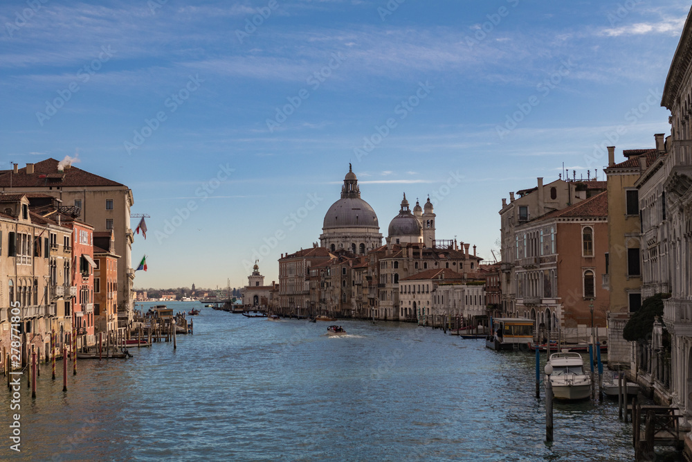 Großer Kanal in Venedig mit Basilika Santa Maria della Salute Wassertaxis Gondeln Boten in Venedig