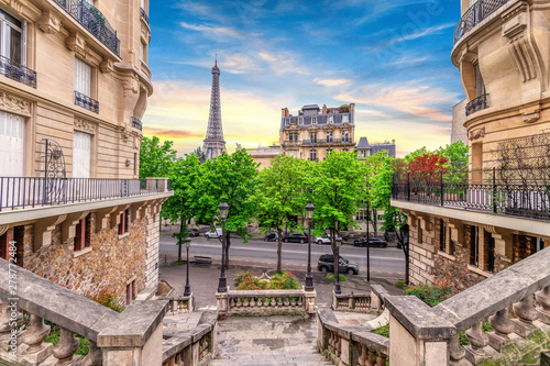 Mała Paryska ulica z widokiem na sławną wieżę eifla w Paryż, Francja.