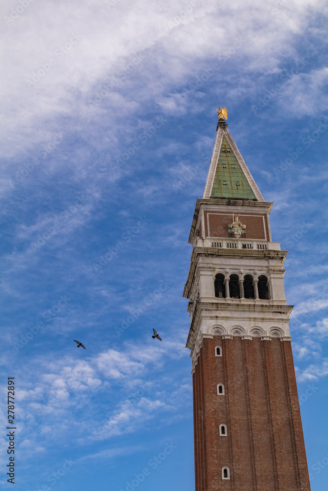 Markusturm in Venedig bei sonnigem Wetter