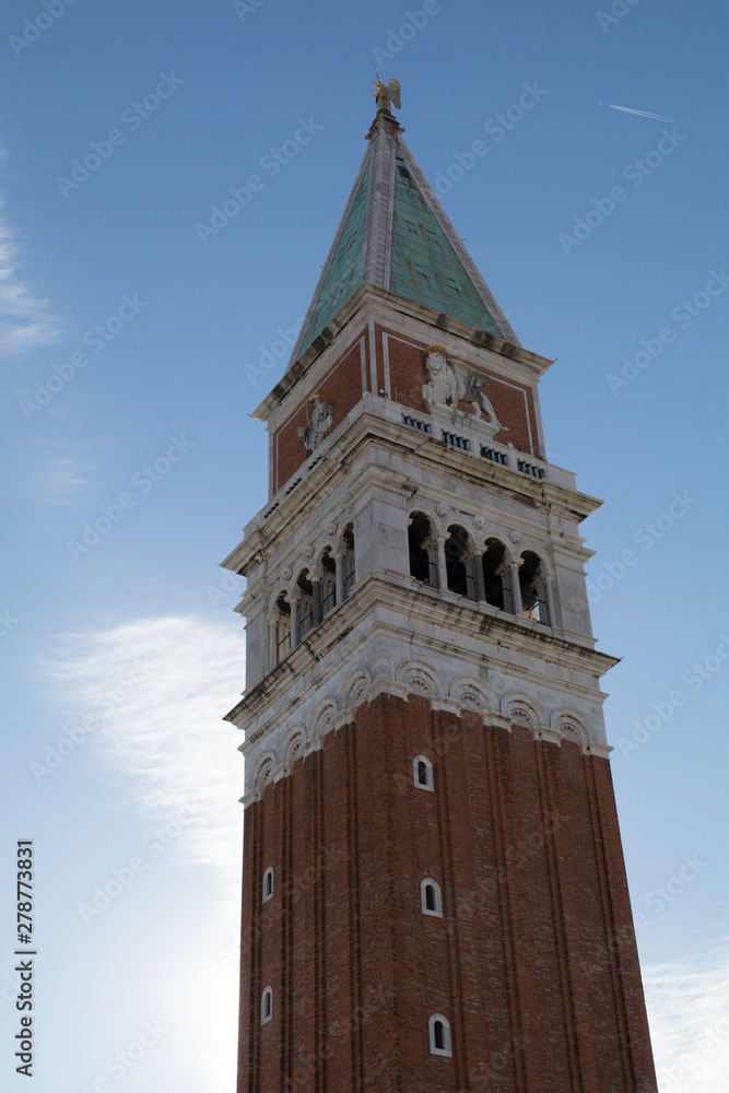 Markusturm in Venedig bei sonnigem Wetter