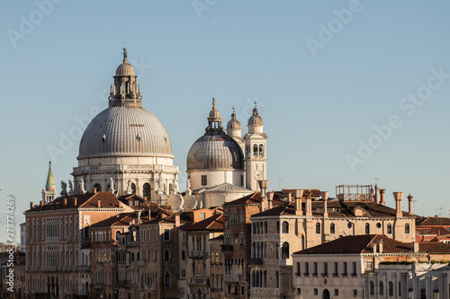 Großer Kanal in Venedig mit Basilika Santa Maria della Salute Wassertaxis Gondeln Boten in Venedig