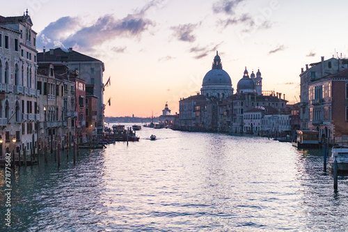 Gro  er Kanal in Venedig bei Sonnenaufgang mit Basilika Santa Maria della Salute im Hintergrund