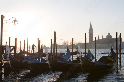 Gondeln am Hafen in Venedig
