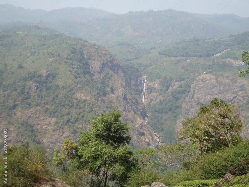 Fototapeta premium waterfall in between mountains