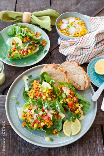 Frischer Salat mit Coucous photo