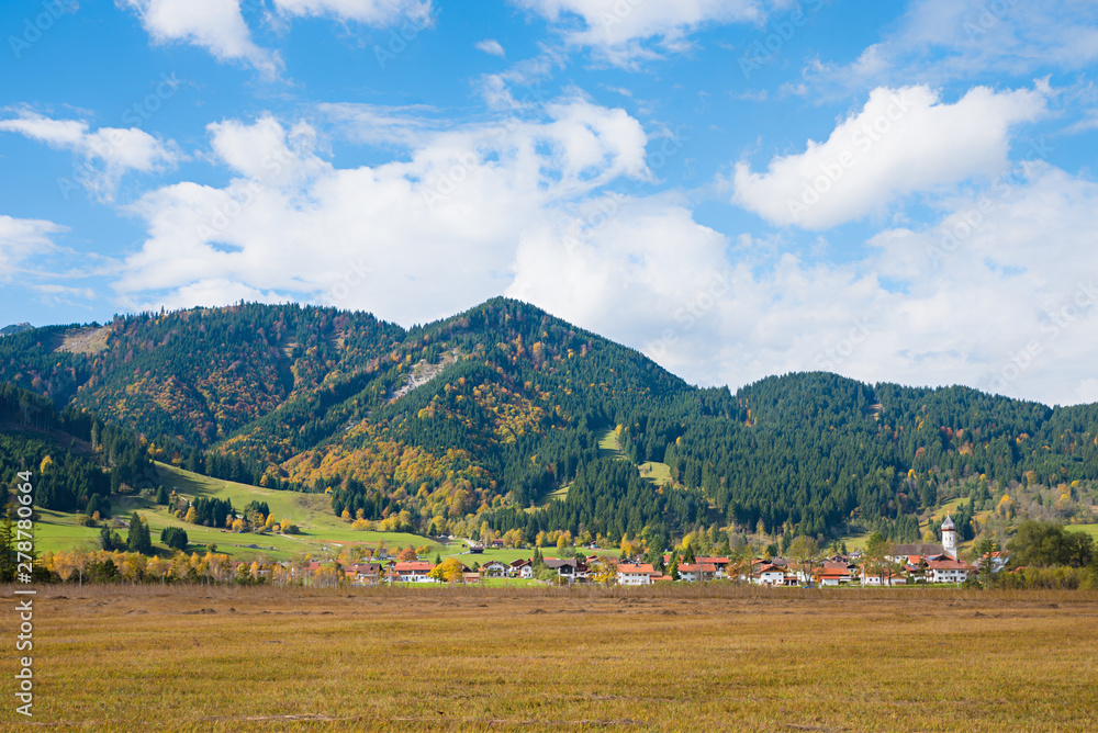 Kurort Unterammergau in herbstlicher landschaft