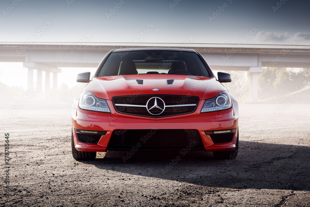 Mercedes AMG C63 rot