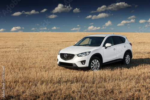 Ταπετσαρία Saratov, Russia - August 30, 2014: White car Mazda CX-5 is parked on yellow gras