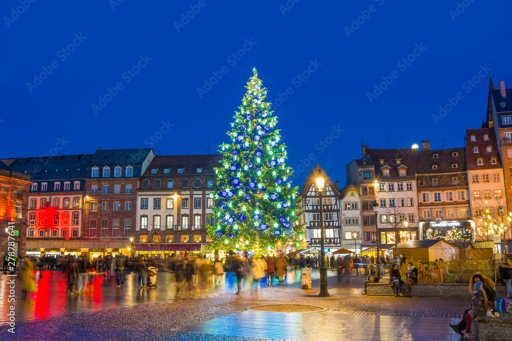 Φωτογραφία Christmas tree and xmas market at Kleber Square at night  in medieval city of Strasbourg - capital of Noel, Alsace, France