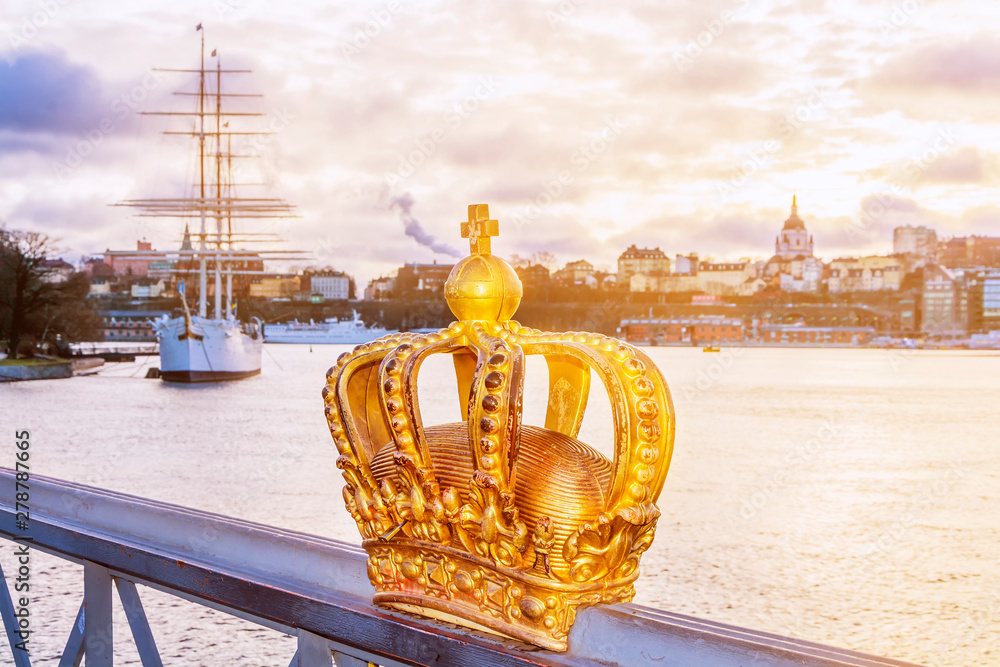 Φωτογραφία Golden Crown on the Skeppsholmsbron Bridge in Stockholm, the capital of Sweden