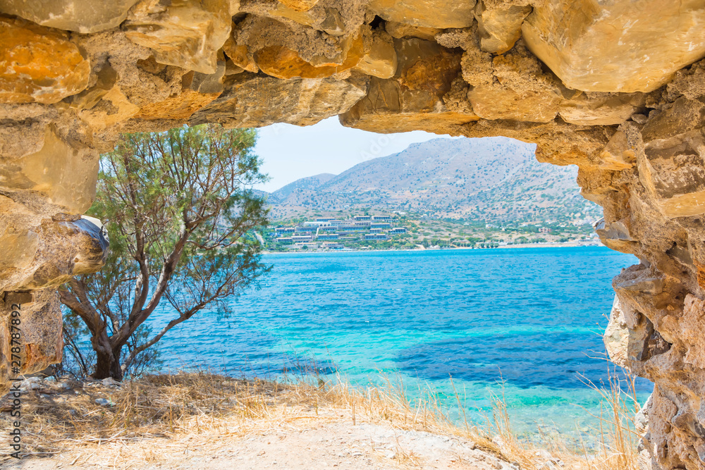 Φωτογραφία Beautiful view of the turquoise sea bay and mountain through ancient fortress of
