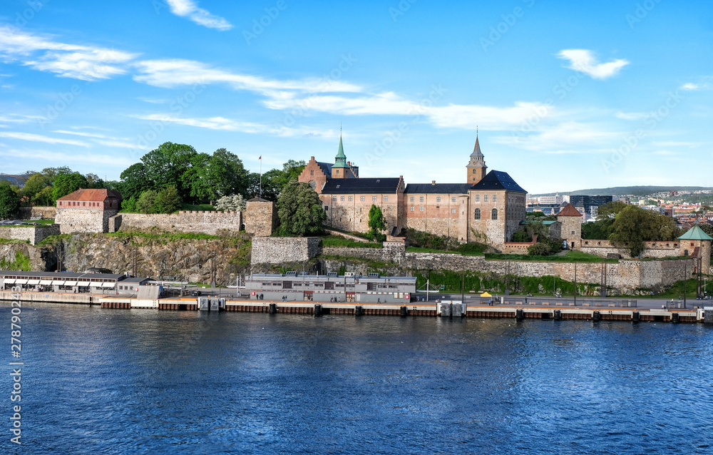 BerÃ¼hmte Akershus Festung im Herzen der norwegischen Hauptstadt Oslo â€“ besonderer Blick vom Meer aus.