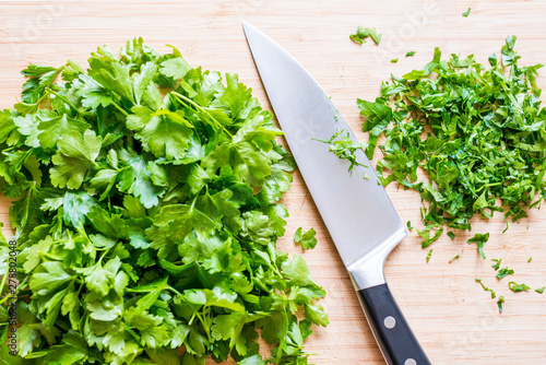 Fotografie Parsley (Petroselinum crispum) as a herb in the kitchen