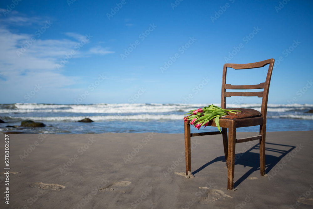 Alter Stuhl am Strand