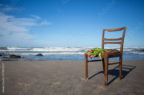 Alter Stuhl am Strand