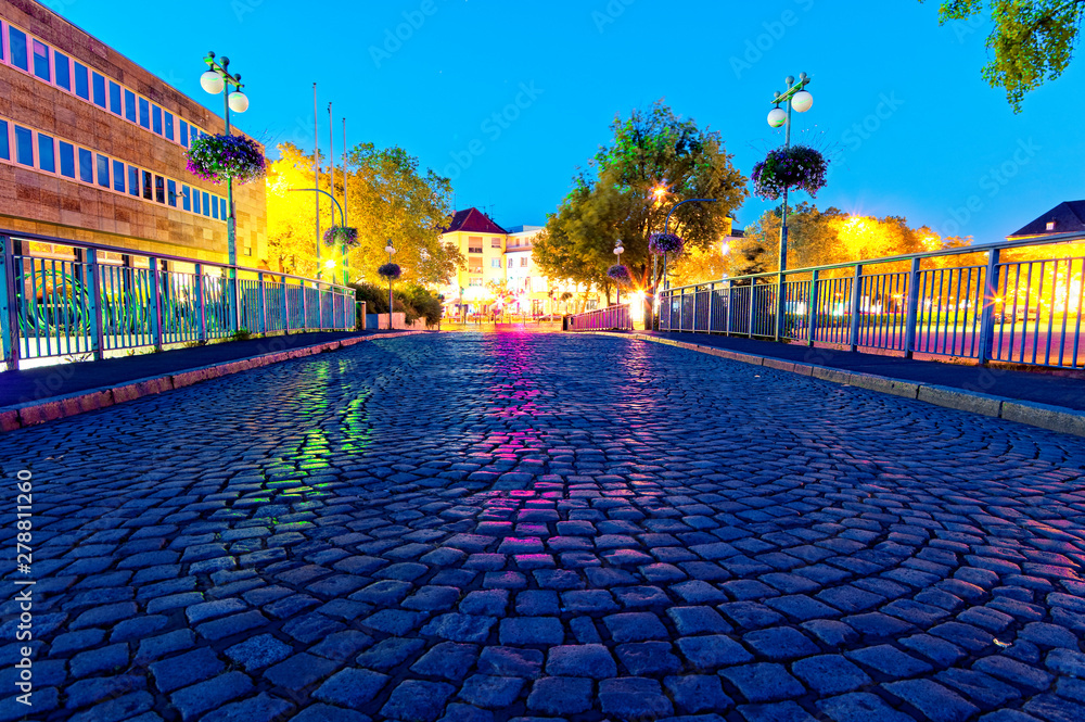 Naklejka premium Nachtleben am St. Johanner Markt und alte Brücke bei Nacht in Saarbrücken Saarland Deutschland Europa am 2019.07.14