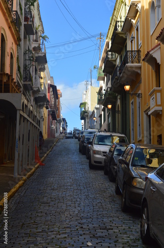 Fototapeta Naklejka Na Ścianę i Meble -  Puerto Rico alley, secret passage