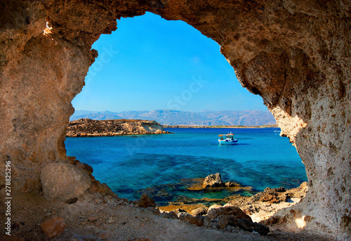 Zdjęcie z Koufonisi, jednej z dwóch małych, niezamieszkanych wysp, które można znaleźć w pobliżu Ierapetra, na południe od Krety, w Grecji