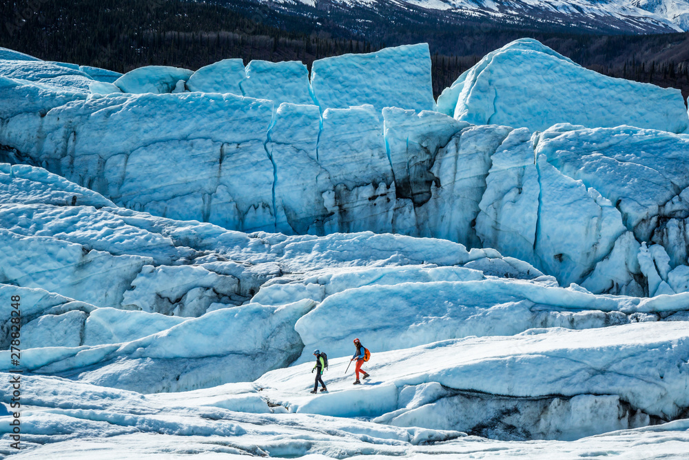 Φωτογραφία Two glacier guides walking among large crevasses and seracs on top of the Matanuska Glacier in Alaska