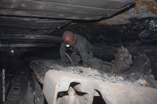 Φωτογραφία Miner near the equipment in an underground mine. Coal industry