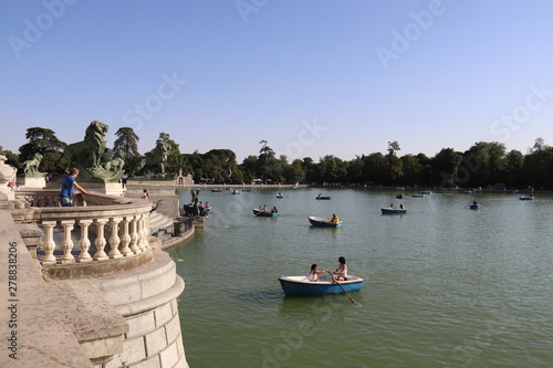 Barques sur le lac du parc du Retiro à Madrid, Espagne