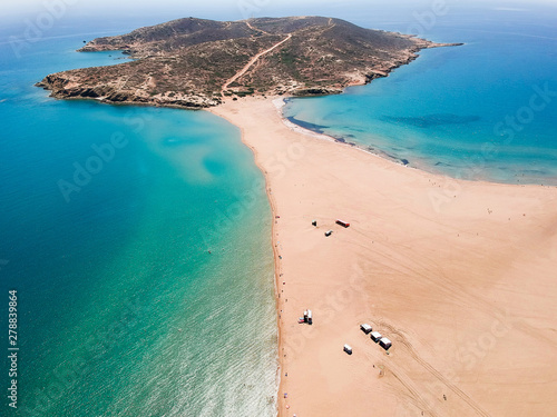 Widok z lotu ptaka z lotu ptaka drone zdjęcie Prasonisi na wyspie Rodos, Dodekanez, Grecja. Panorama z ładną laguną, piaszczystą plażą i czystą, błękitną wodą. Znane miejsce turystyczne w Europie Południowej
